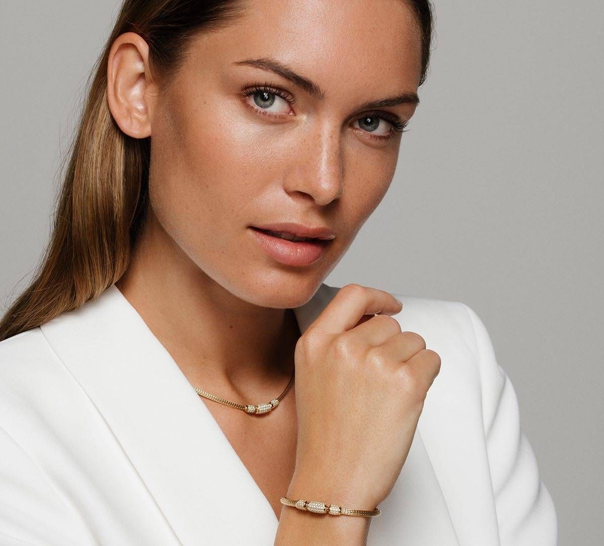 Frau mit Ketten und Armbänder